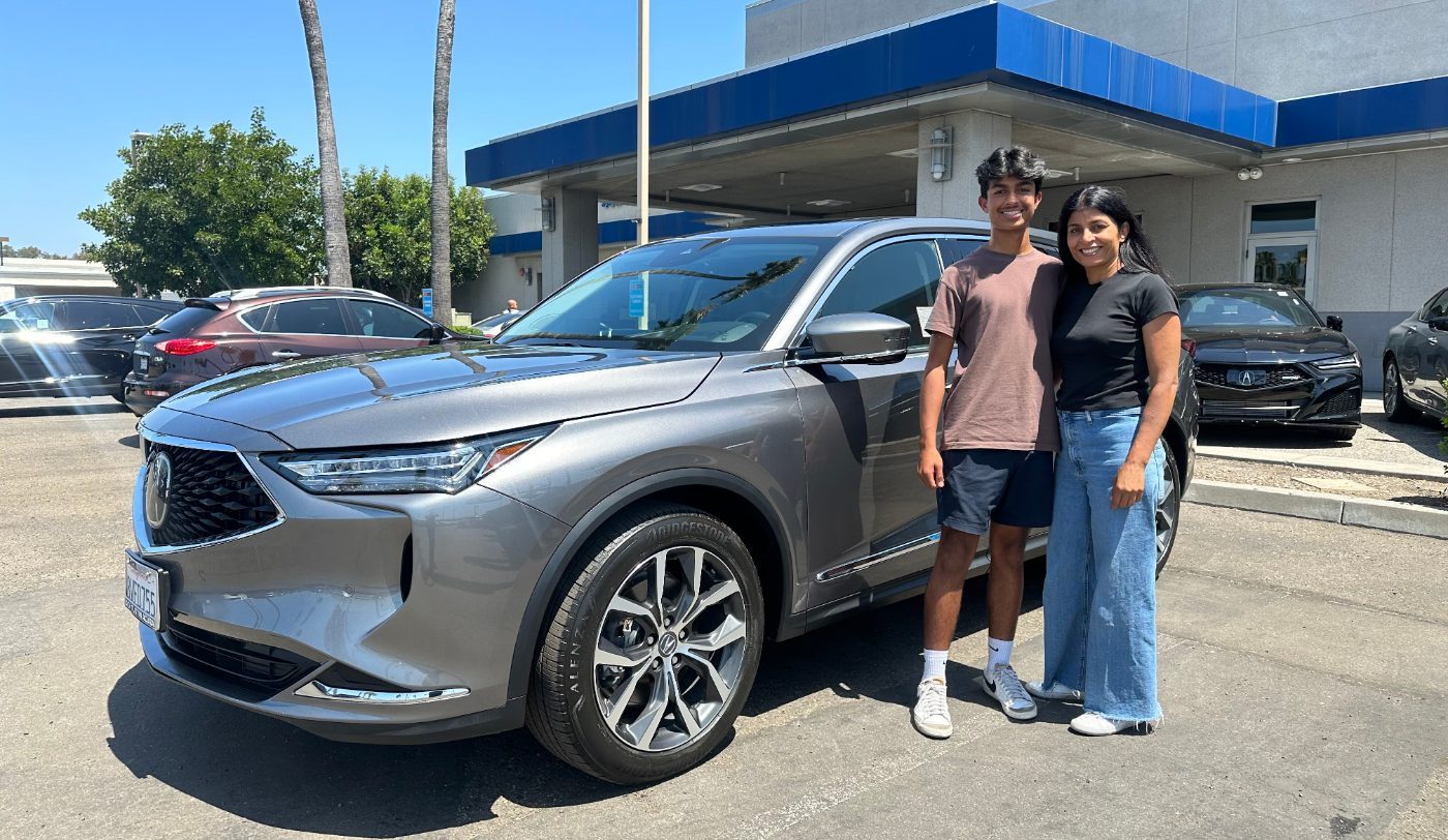 A Steer client delivery: a new Acura MDX at the dealership